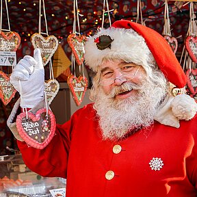 Christmas_Village_Philadelphia_Santa_Gingerbread_heart